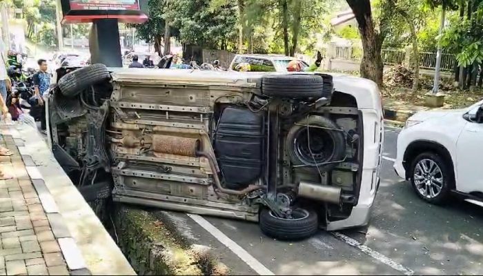 Ban Meletus, Begini Kronologi Mobil Terguling dan Tabrak Tiang di Pinggir Jalan Diponegoro Semarang