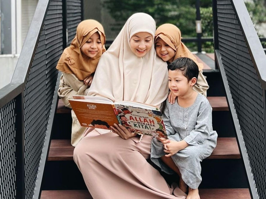 depltak ibu dan anak perempuan