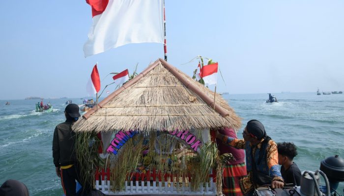 Tradisi Sedekah Laut Nelayan Tambaklorok, Larung Sesaji Kepala Kerbau ke Tengah Laut