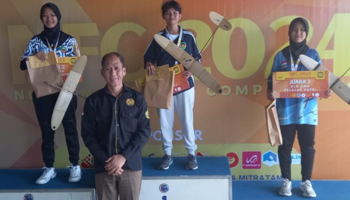 Adellia Lintang Khatulistiwa Harta Raih Medali Perak Liga Nasional Nurtanio Flying Competiton di Lanud Sulaiman Bandung