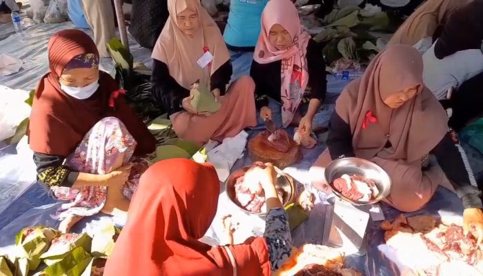 Masjid Mutiah di Blora, Jawa Tengah, Memilih Daun Jati sebagai Pembungkus Daging Kurban