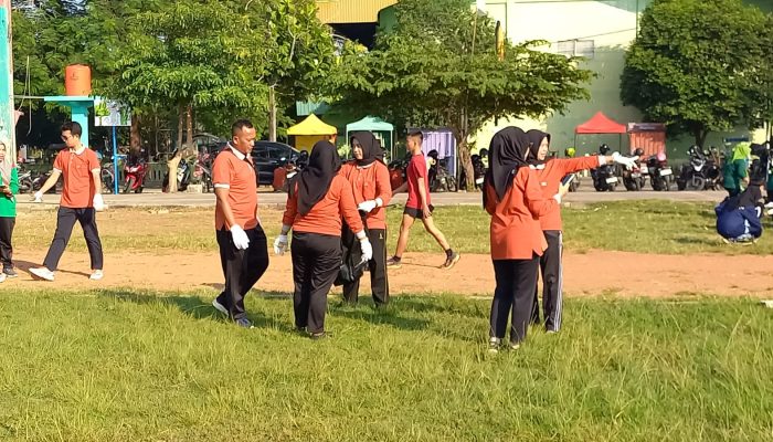 Ibu-ibu PKK Blora Gelar Bersih-bersih Lapangan Kridosono, Ditemukan Banyak Tusuk Sate Berbahaya