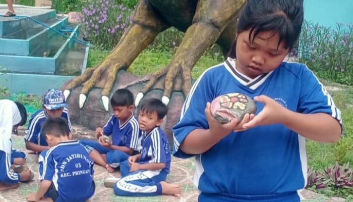 Melukis di Atas Batu, Intip Serunya Siswa SD Belajar Konservasi Sungai di Kedung Gondang Magelang