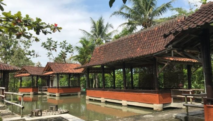 Wisata Kuliner di Rumah Makan Bale Kambang, Mengayuh Sampan Sambil Menunggu Pesanan
