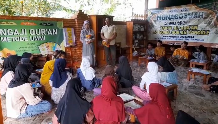 Tergugah Hati, Anggota Polisi Ini Ajarkan Literasi Agama pada Anak-anak saat Libur Panjang Sekolah