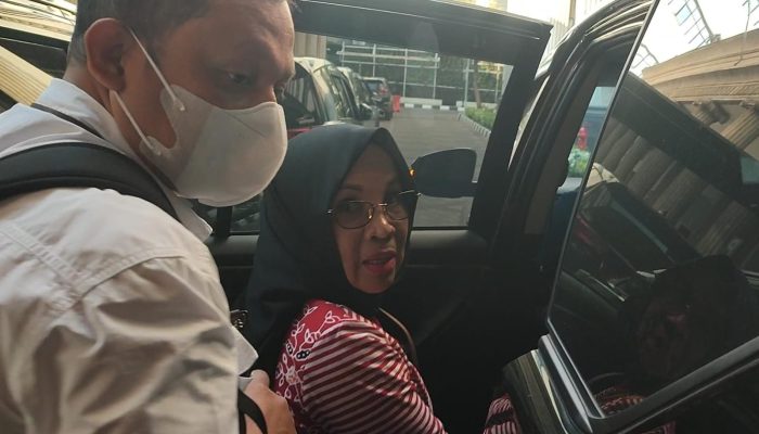 Usai Penggeledahan, Plt Kepala DLH Kota Semarang Diah Supartiningtias Dibawa Mobil Penyidik KPK