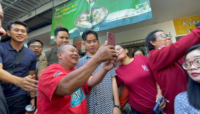 Gibran Blusukan Pasar BK, Ajak Dico Ganinduto Pantau Harga Sembako di Semarang