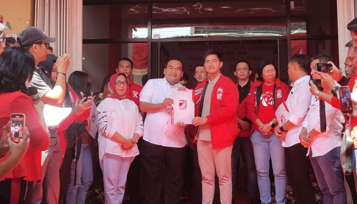 Ketum PSI Kaesang Pangarep Serahkan Rekom ke Arief Rohman – Setyorini untuk Pilkada Blora 2024