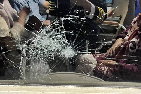 KAI Beri Warning Akan Tindak Tegas Pelaku Pelemparan Batu ke Kereta Api