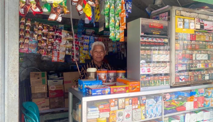 Jokowi Larang Rokok Dijual Eceran, Pedagang Kelontong di Semarang Khawatir Makin Sepi Pelanggan