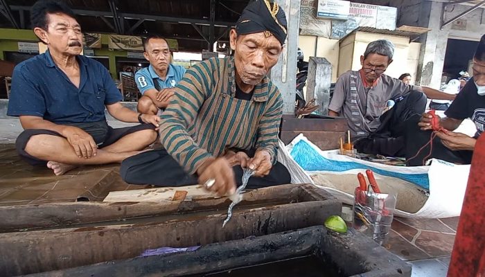 Masuki Bulan Suro, Warga Blora Buru Jasa Penjamasan Barang Pusaka