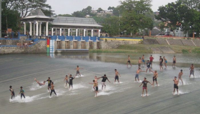 Viral Surfing Bendungan Pleret BKB, Mbak Ita Himbau Masyarakat Waspada dan Berhati-hati Air Bah