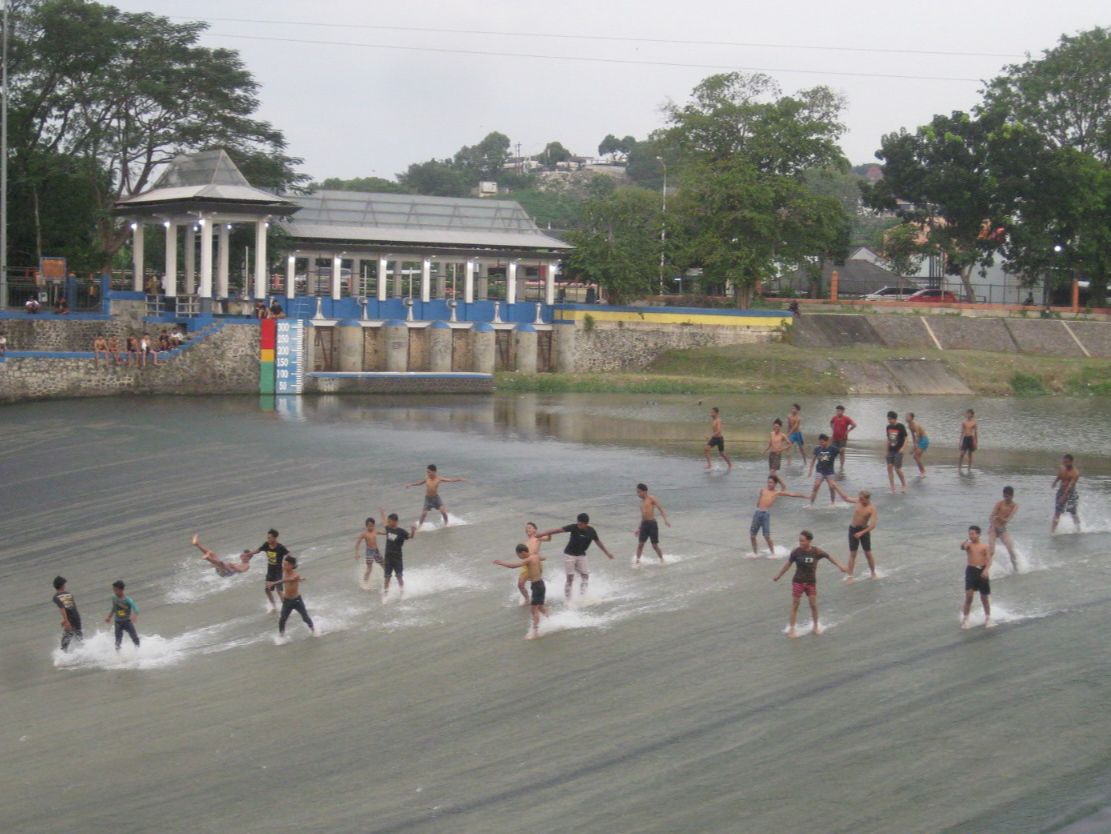 banjir kanal barat viral