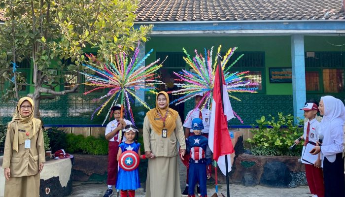 Gagah dan Berani! Siswa Baru SDN Tugurejo 02 Cosplay Jadi Captain America dan Wonder Woman di Hari Pertama Sekolah