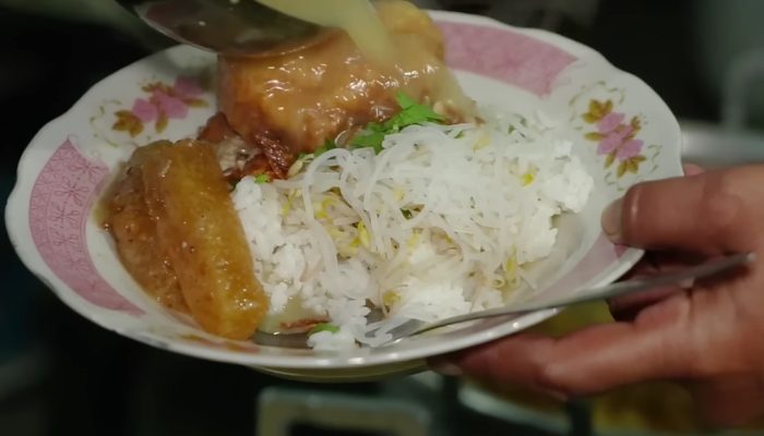 Nikmati Sensasi Kuliner Legendaris di Magelang, Nasi Lesah Pak Badut dengan Kuah yang Kental dan Kaya Rempah! Gurih Banget!