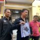 Kuasa hukum korban, Setiawan, menunjukkan foto kondisi Jonsun Wakum saat melaporkankan pengeroyokan ke Polrestabes Semarang, Sabtu, 27 Juli 2024. (beritajateng.tv)