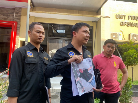 Kuasa hukum korban, Setiawan, menunjukkan foto kondisi Jonsun Wakum saat melaporkankan pengeroyokan ke Polrestabes Semarang, Sabtu, 27 Juli 2024. (beritajateng.tv)