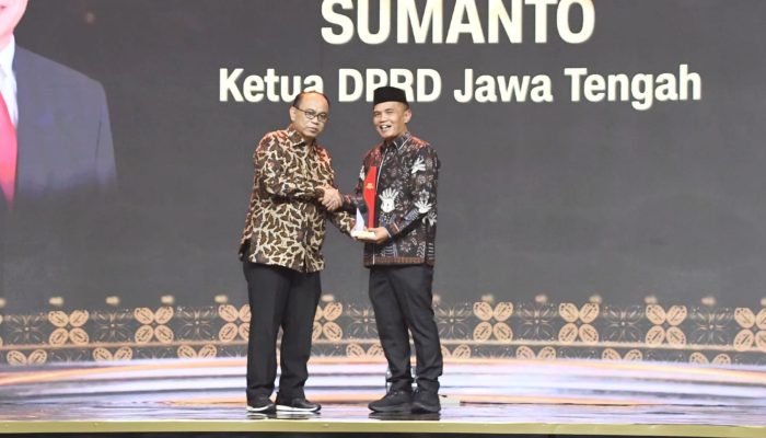 Ketua DPRD Jawa Tengah Sumanto Raih Penghargaan Pertanian CNN Indonesia Awards 2024