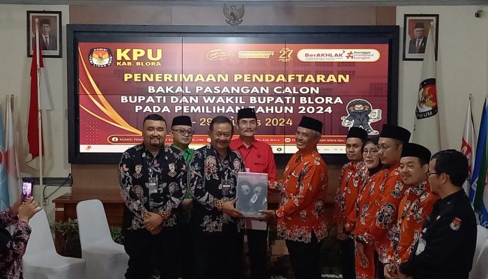 Arak-arakan Naik Dokar, Abu Nafi-Andika Daftar Pilbup ke KPU Blora, Hanya Diusung PDIP dan PPP