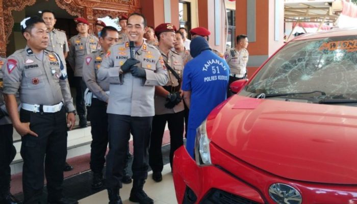 Viral Calya Merah Seruduk Polisi Kudus hingga Nyangkut di Kap Mobil, Pelaku Ngaku Gegara Hal Ini