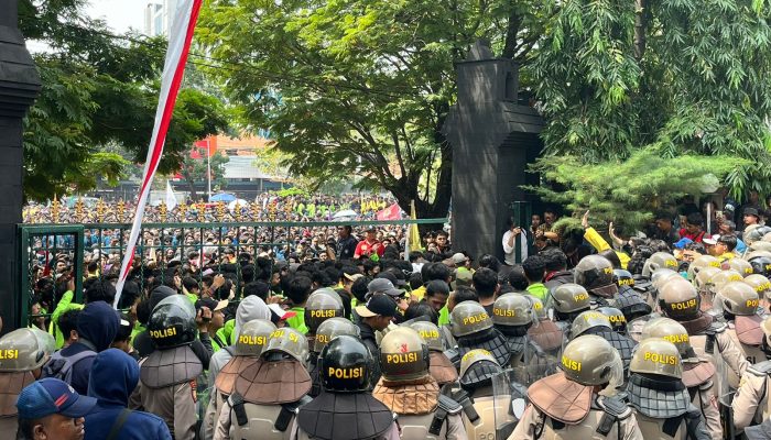 Unjuk Rasa Tolak Revisi RUU Pilkada di Depan DPRD Jateng Ricuh, 18 Mahasiswa Dilarikan ke RS