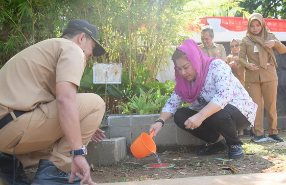 Walikota Semarang, Hevearita Gunaryanti Rahayu, mendorong penerapan lubang resapan biopori di berbagai kawasan kota untuk pencegahan banjir.