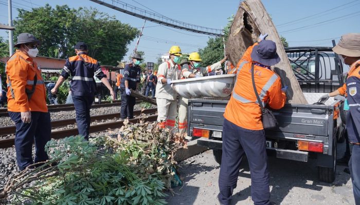 Daop 4 Semarang Lakukan Bersih Lintas dan Sosialisasi Bahaya Bakar Sampah di Jalur KAI