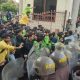 Aksi Demo Ribuan Mahasiswa di Balaikota Semarang Ricuh, Jebol Dua Gerbang dan Lempar Botol