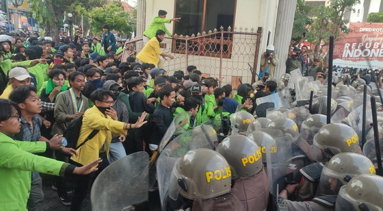 Aksi Demo Ribuan Mahasiswa di Balaikota Semarang Ricuh, Jebol Dua Gerbang dan Lempar Botol