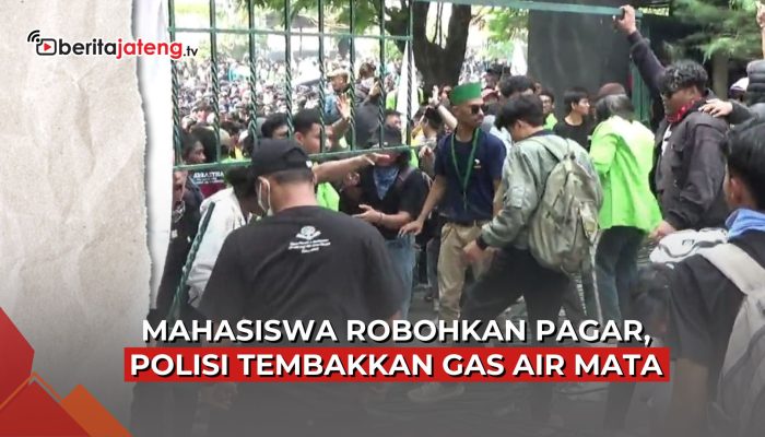 Video Detik-Detik Mahasiswa Robohkan Pagar DPRD Jateng