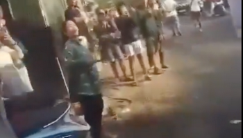 Viral Emak-emak Pati Nyaris Dikeroyok Gegara Siram Air Sound Horeg, Begini Endingnya