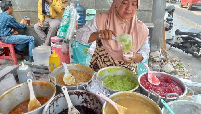 Mencicipi Manisnya Bubur 7 Rupa Bu Joko, 20 Kilogram Ludes dalam Sehari!