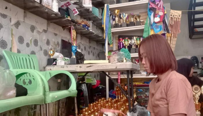 Meriahnya Lomba 17-an, Penjualan Piala di Pasar Kauman Semarang Meningkat Hingga 100 Persen