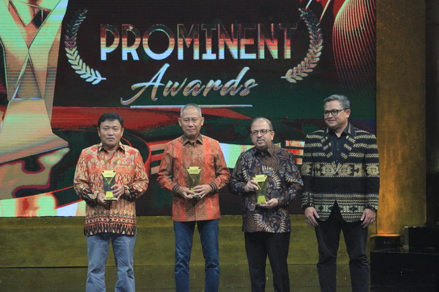 Direktur Bisnis Kelembagaan, Tresuri dan Unit Usaha Syariah Bank Jateng, Ony Suharsono menerima penghargaan di Prominent Awards 2024 di Grand Studio Metro TV, Jumat (9/8/2024)