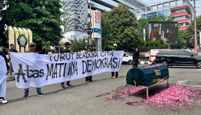 Gelar Demo, Aliansi Semarang Menggugat Bawa Keranda hingga 4 Ambulans, Korlap: Simbol Kematian