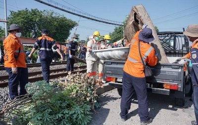 Daop 4 Semarang Lakukan Bersih Lintas dan Sosialisasi Bahaya Bakar Sampah di Jalur KA