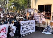 Polisi Kena Prank, Ratusan Mahasiswa Unjuk Rasa Dadakan di Balai Kota Semarang