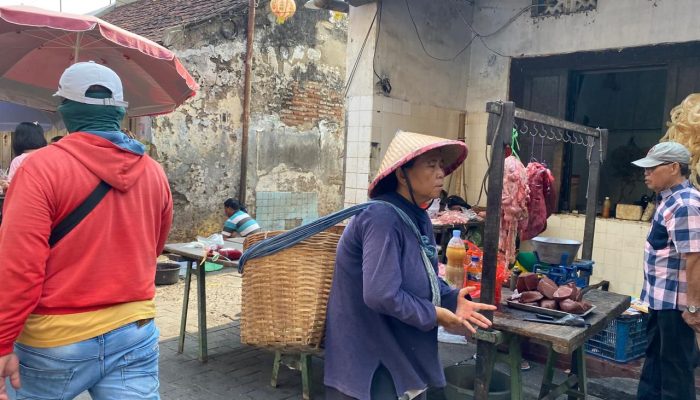 Cerita Mbok Gendong di Pasar Gang Baru Semarang, Angkut Barang Puluhan Tahun hingga Tak Lagi Nyeri Otot