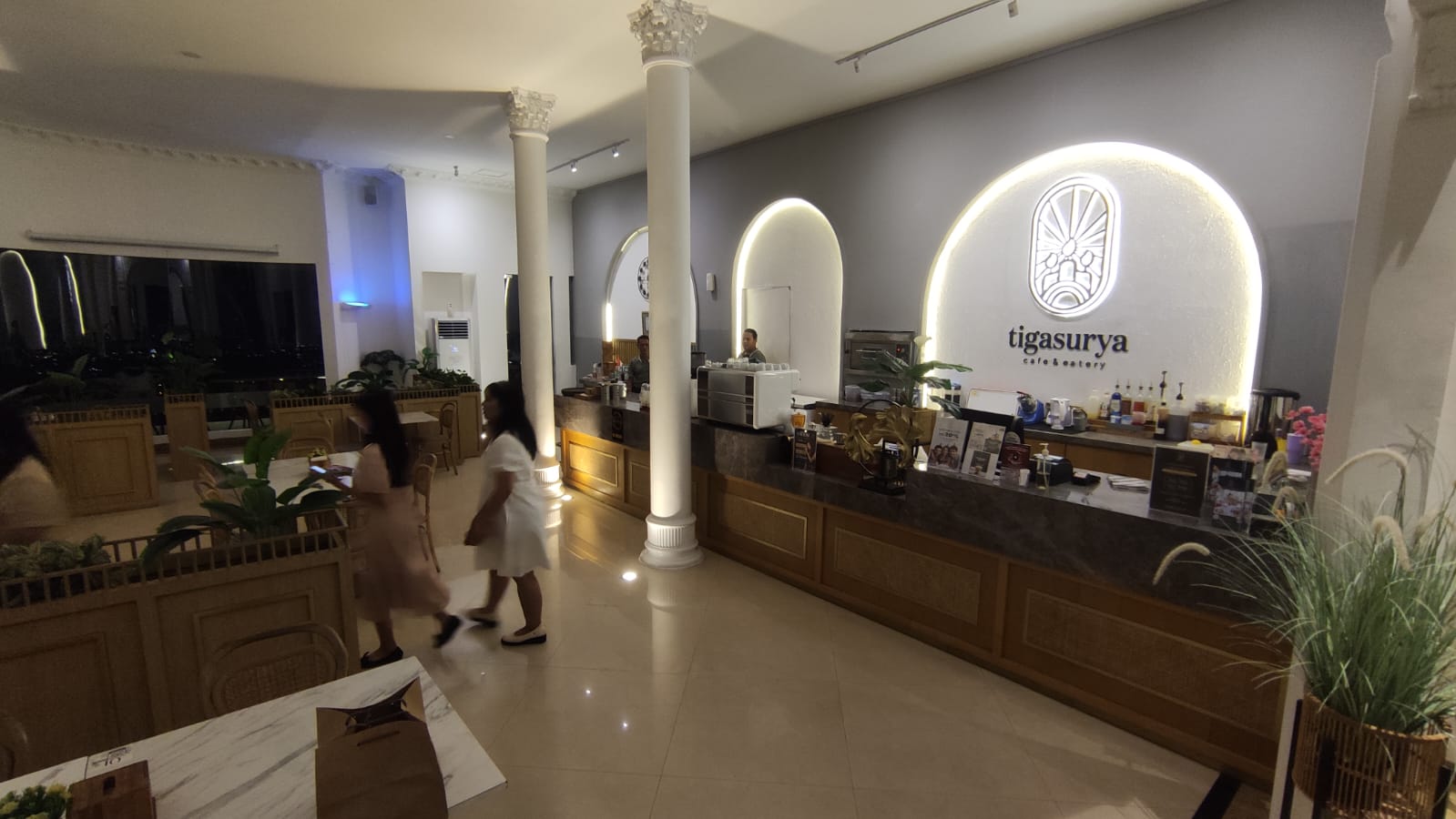 Nikmati Pemandangan Malam Semarang di Tigasurya Cafe and Eatery: Tempat Nongkrong Cozy dan Menyegarkan