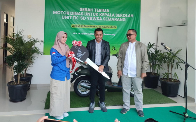 Yayasan Badan Wakaf Sultan Agung Tingkatkan Kualitas Pendidikan Serahkan 7 Sepeda Motor bagi Kepala Sekolah