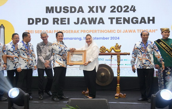 Kota Semarang Raih Penghargaan REI Sebagai Pemda Dengan Layanan Perizinan Perumahan Terbaik