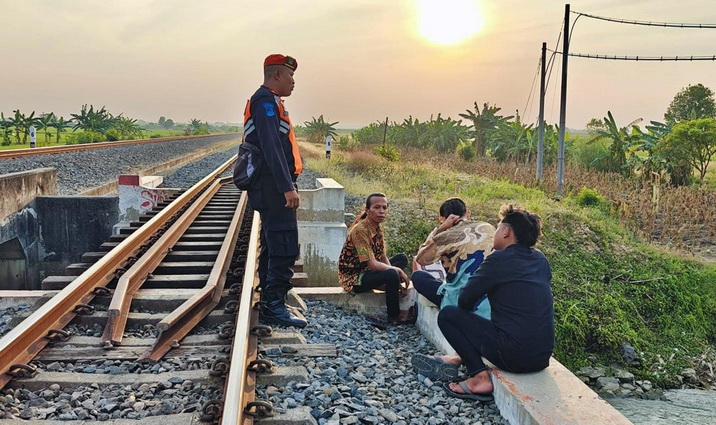 KAI Tegas Larang Masyarakat Beraktivitas di Jalur Kereta Api