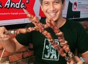 Gak Umum! Sate Bawor KMC di Purwokerto Pakai Tusuk Belati, Potongan Daging Gede Tetap Empuk