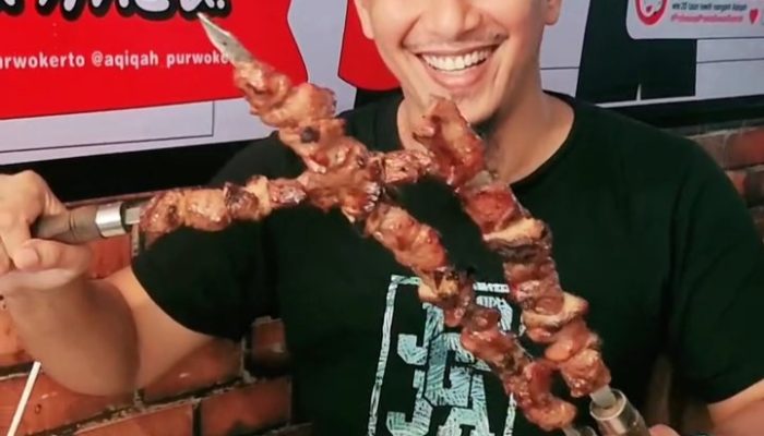 Gak Umum! Sate Bawor KMC di Purwokerto Pakai Tusuk Belati, Potongan Daging Gede Tetap Empuk