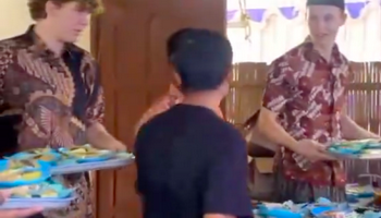 Viral 2 Bule Bantu-bantu Hajatan Warga di Klaten Bikin Salut: Naturalisasi Jadi Solusi