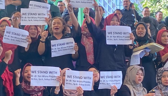 Pasang Pita Hitam, Civitas Akademika FK Undip Gelar Aksi Solidaritas Tolak Penangguhan dr. Yan Wisnu