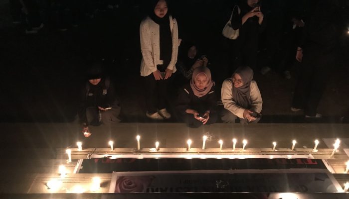 Puluhan Mahasiswa FK Undip Gelar Aksi Nyalakan Lilin, Kenang dr. Aulia Risma Lestari dan Bela Dekan