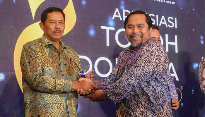 Nana Sudjana Raih Penghargaan Bidang Ketahanan Pangan dan Pertanian