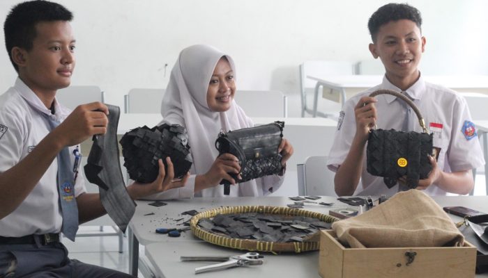 Inspiratif! Pelajar SMA Negeri 1 Blora Sukses Ciptakan Tas Fashion dari Ban Dalam Bekas