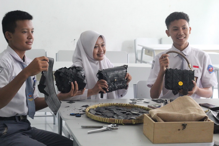 tas dari ban bekas